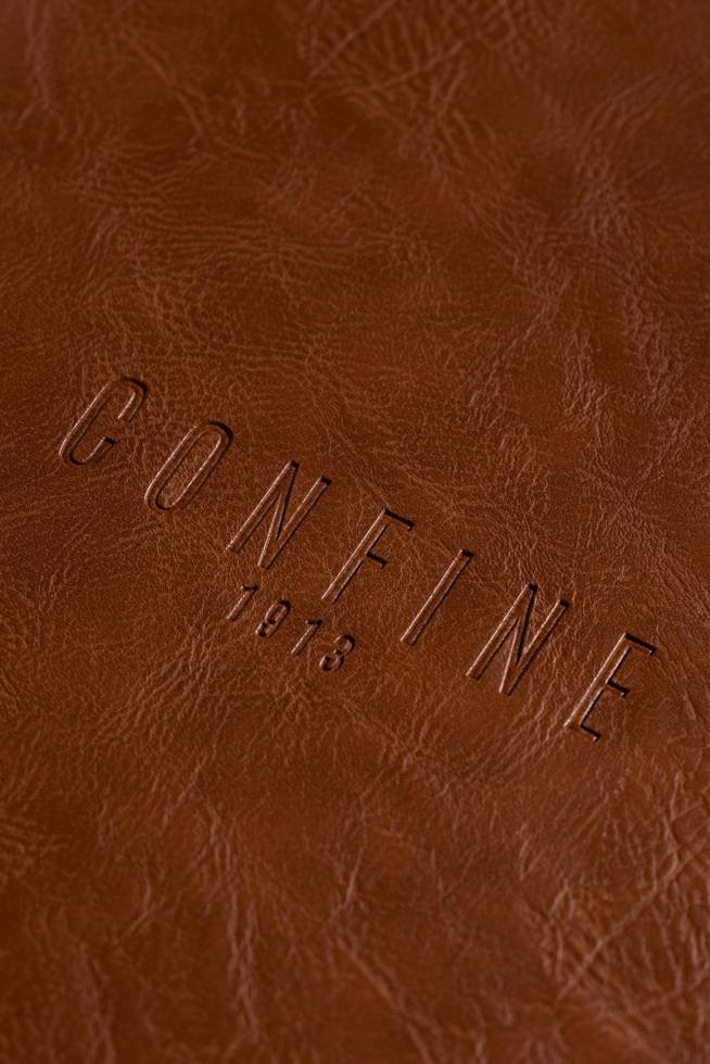Carpeta de cuero con el sello Confine 1913
