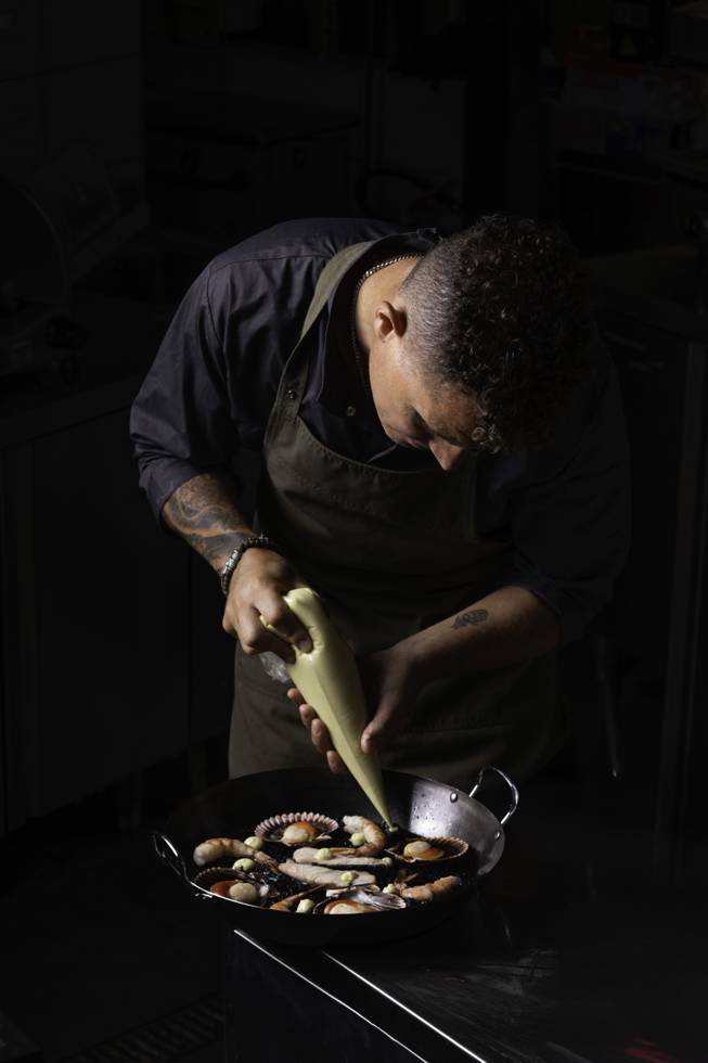 Pablo Roganovich emplatando en cocina profesional