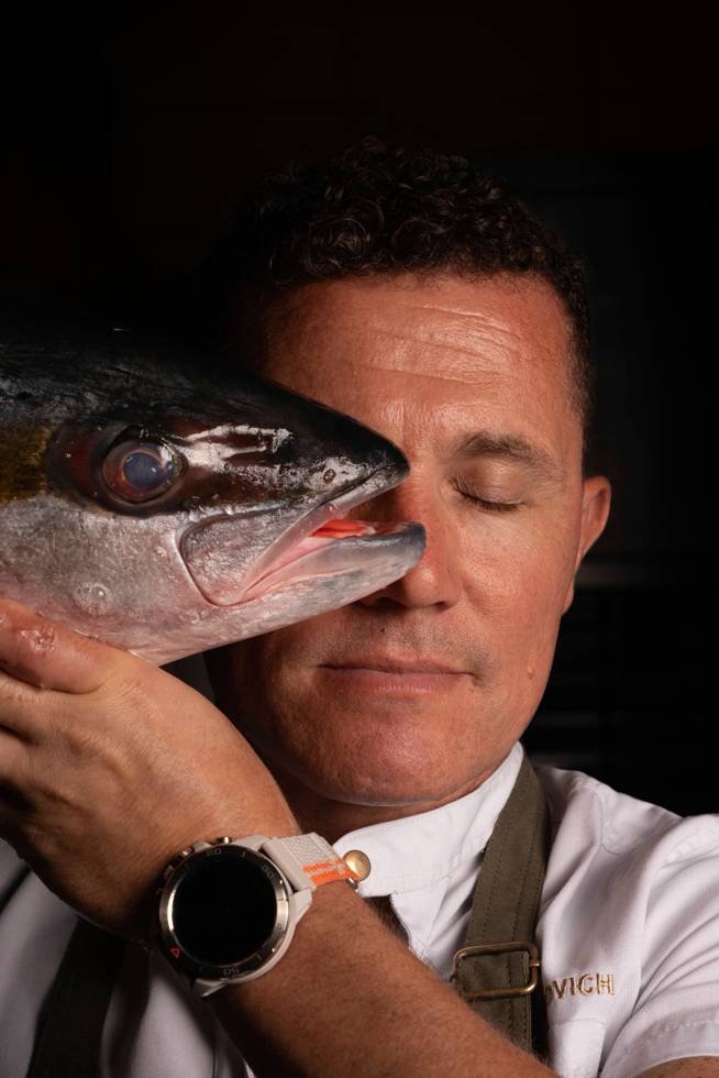 Pablo Roganovich con producto de pescado