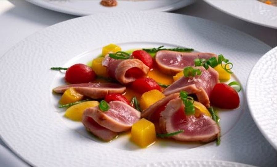Plato de atún sellado servido en Resca Risto Club, Italia